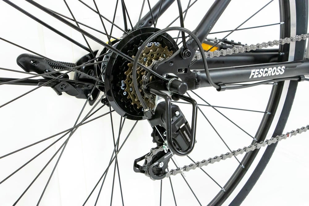 カ*す様 クロスバイク ブラック/レッド 池C店頭限定特価】ブラックエディションでモダンなカラー配色の